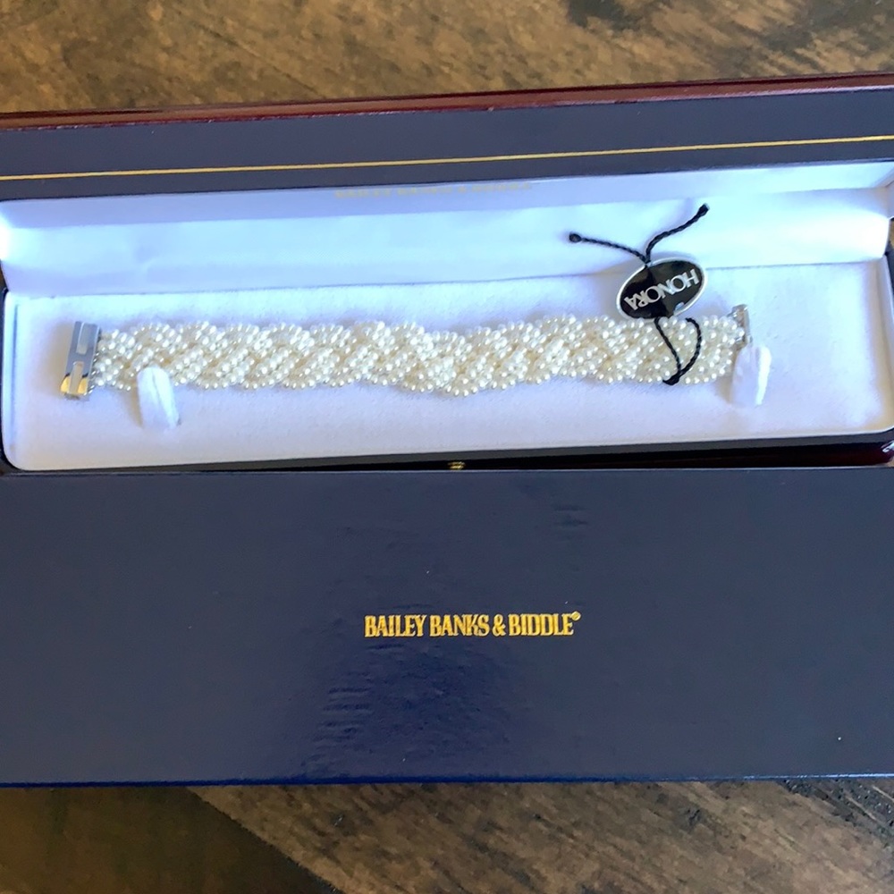 Bailey Banks & Biddle - NWT - cultured pear bracelet.
